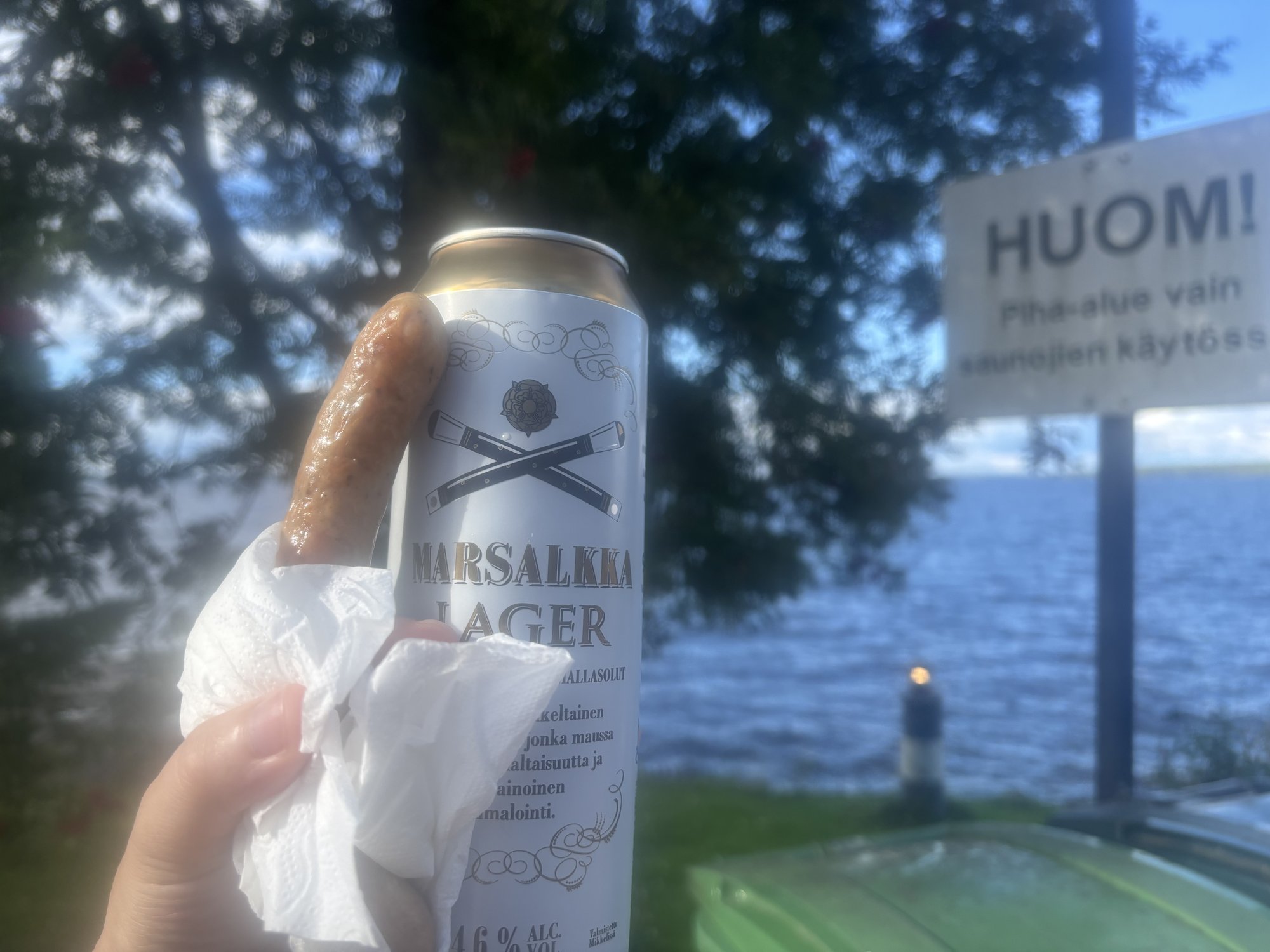 「MARSALKKA LAGER」と書かれた缶ビールを手に持っている様子