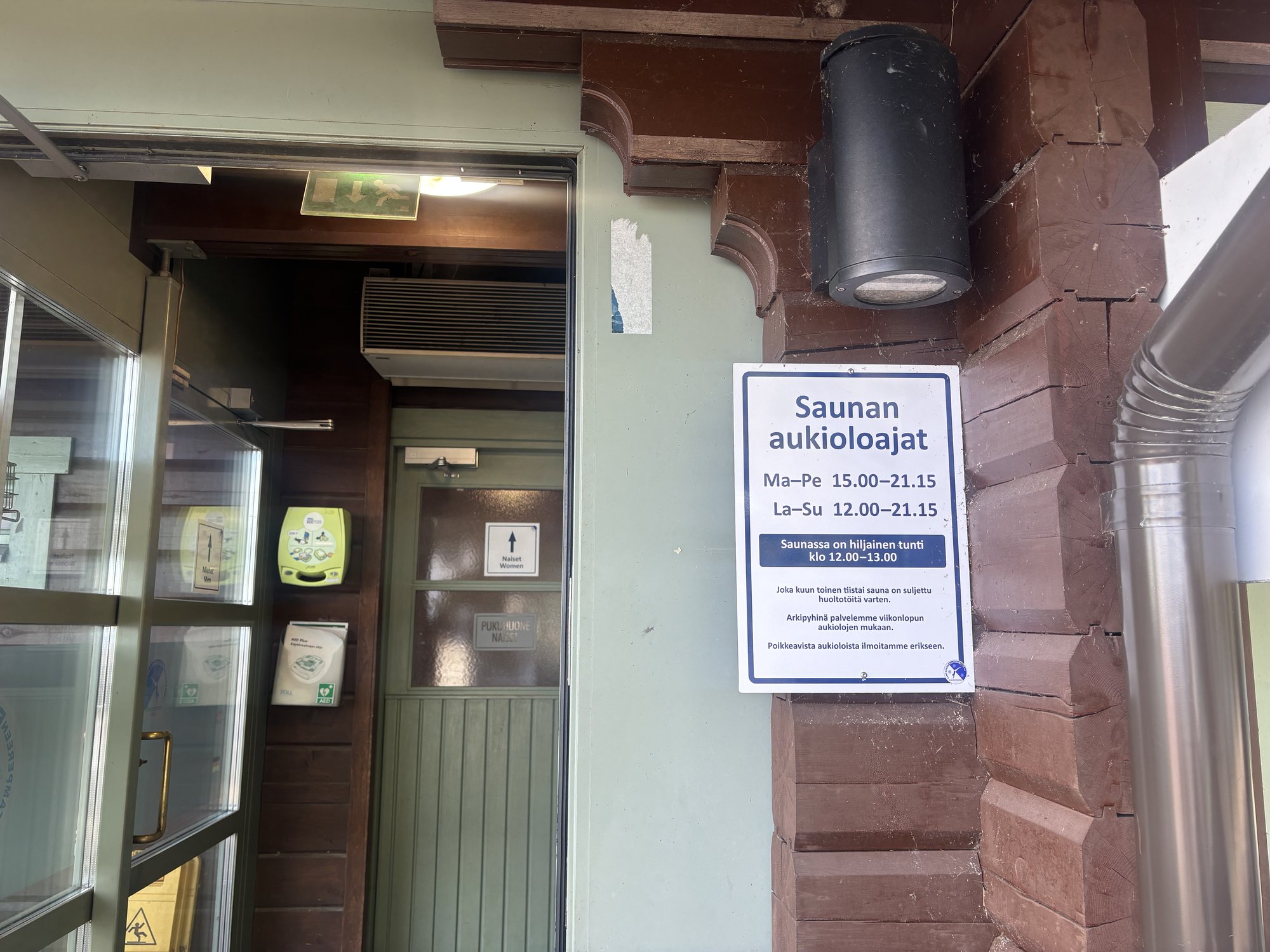 「Saunan aukioloajat」と書かれた営業時間の掲示板