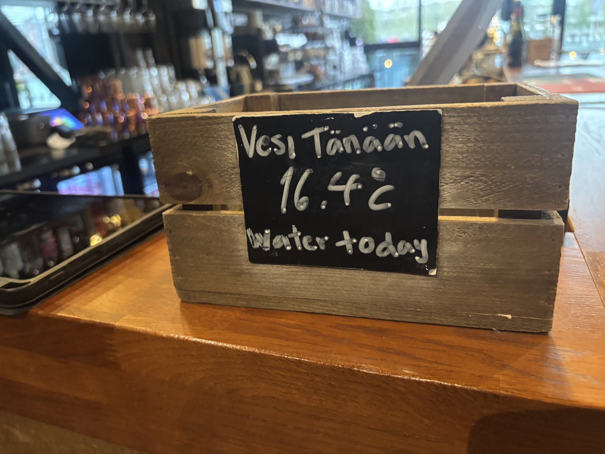 「Vesi tänään 16.4°C / Water today」と書かれた黒板の表示