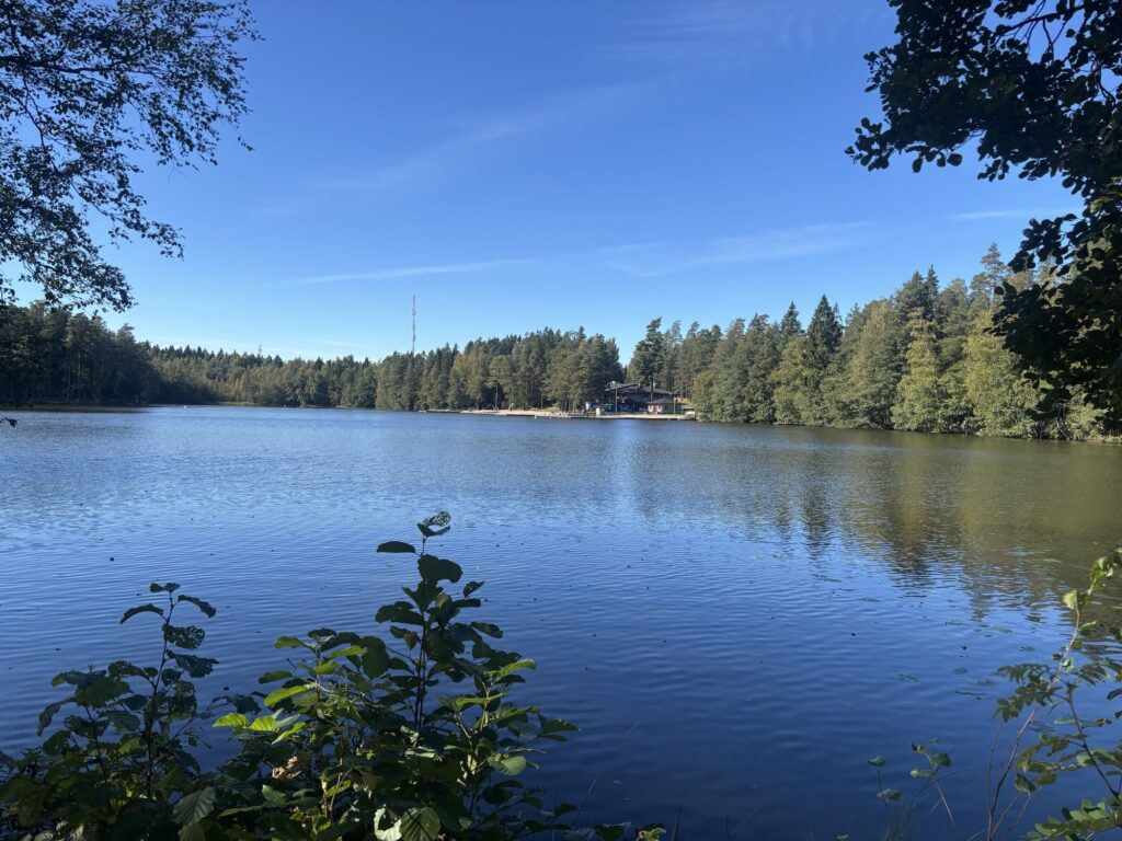 クーシャルヴィの湖畔の風景