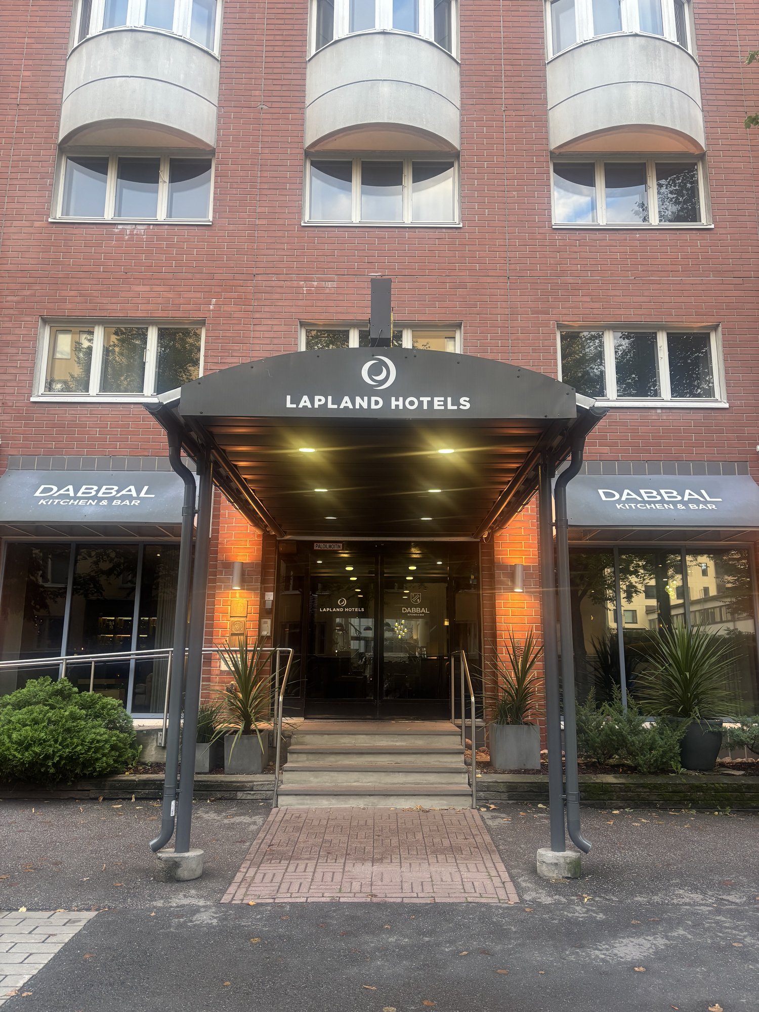 ラップランドホテルタンペレの外観とエントランス看板、隣接するDabbal Kitchen & Bar
