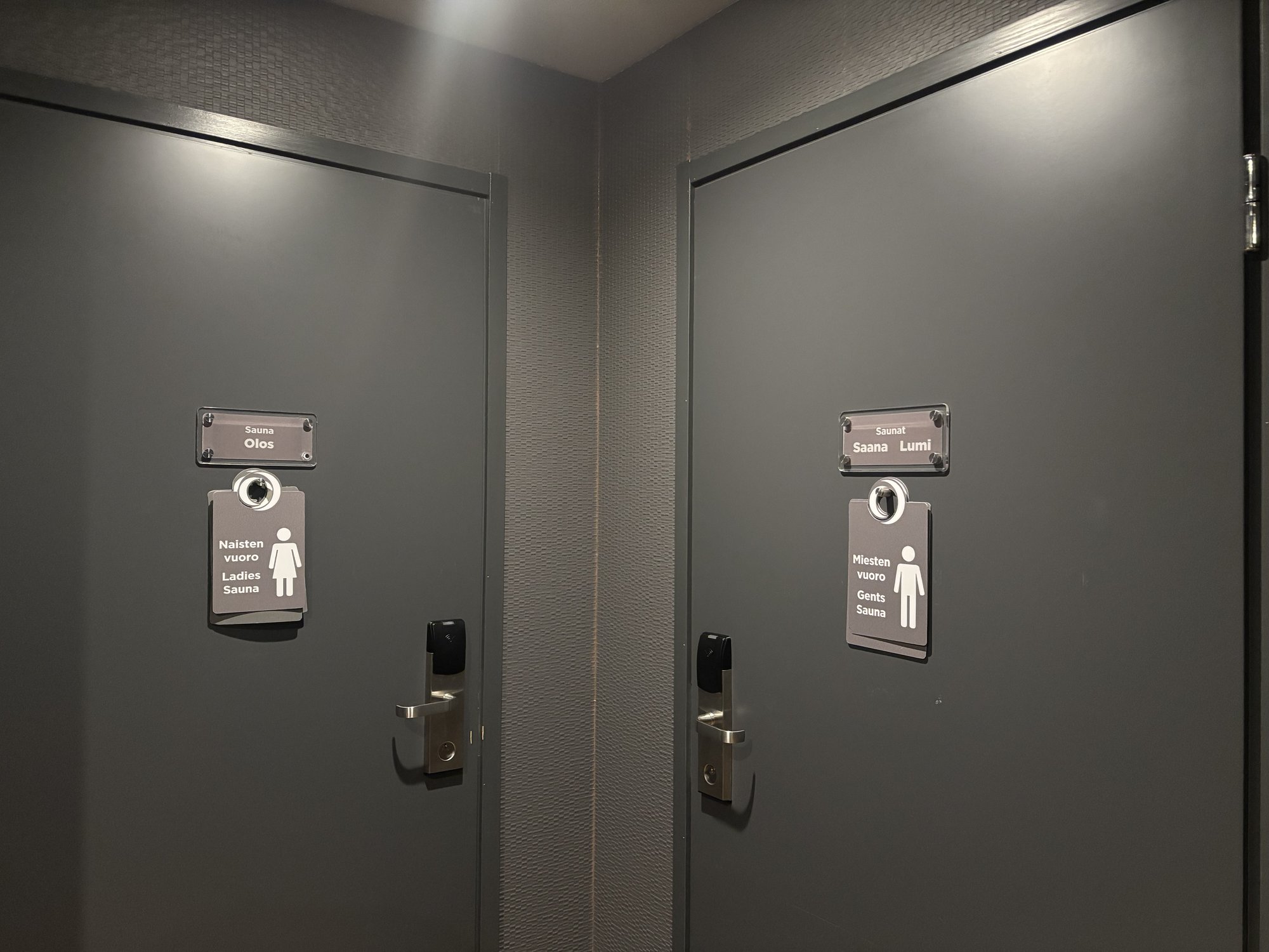 男女別サウナの入口ドア(Ladies Sauna / Gents Sauna)