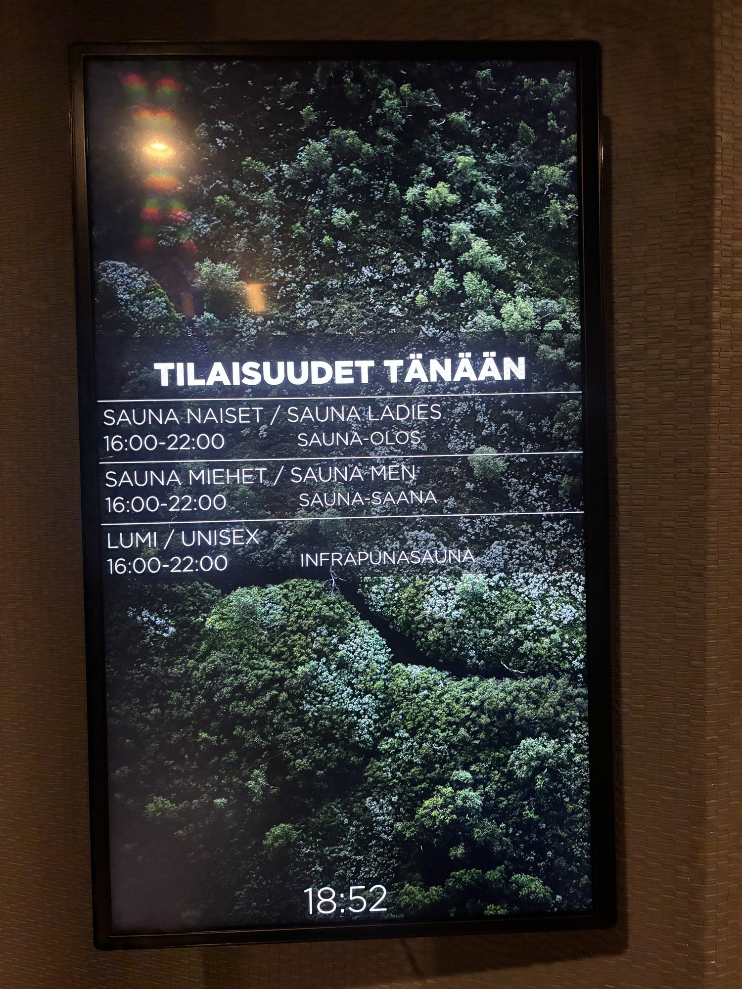 館内モニターに表示された当日のサウナ利用時間案内(女性用・男性用・インフラサウナ)